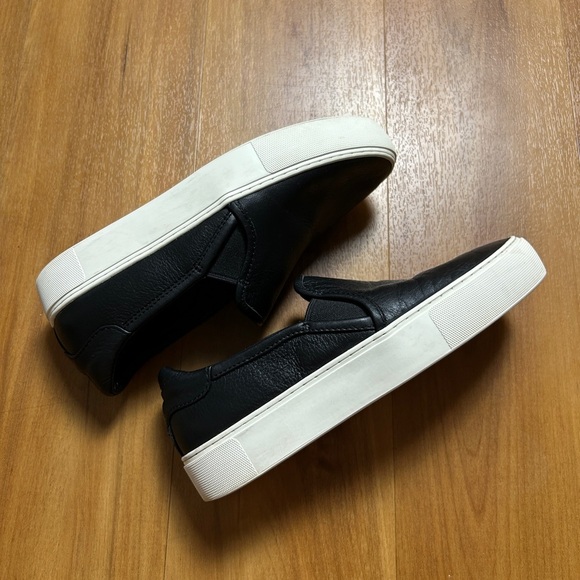 UGG Women’s Black Leather Moccasins with White Soles Size 7 - Picture 6 of 13